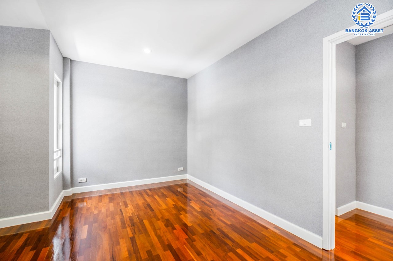 บ้านมือสองตกแต่งใหม่ ม.โนเบิล วานา วัชรพล ดีไซน์สุดโดดเด่น เนื้อที่ 65.6 ตร.ว. ฟังก์ชันจัดเต็ม 3 ห้องนอน 4 ห้องน้ำ 1 ห้องแม่บ้าน จอดรถได้ 2 คัน บนทำเลเดินทางสะดวก ใกล้เซ็นทรัลรามอินทรา, ห้าแยกวัชรพล, จุดขึ้นทางด่วน "ฉลองรัช" และรถไฟฟ้าสายสีชมพู "สถานีวัชรพล"...